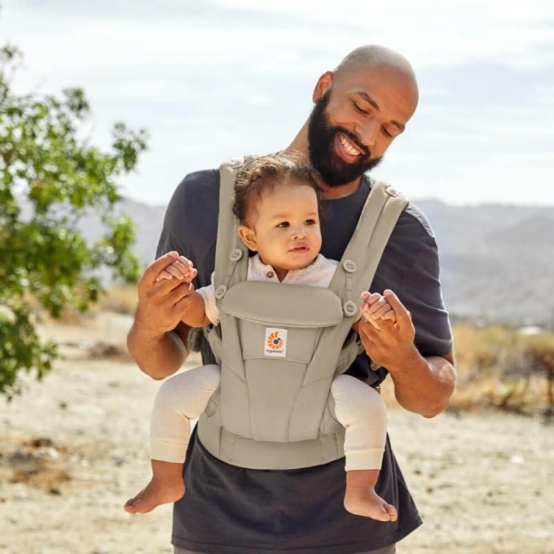 baby-carrier-omni-dream-soft-olive-lifestyle-02_6564883d98c03-800×800